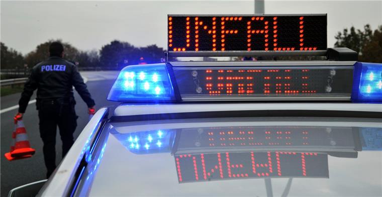 Autofahrer aus Brake überschlägt sich nach einer Windböe Ein 28-jähriger Mann aus Brake hat sich auf der B212 in Richtung Norden zwischen Golzwarden und Sürwürden mit seinem Auto überschlagen.