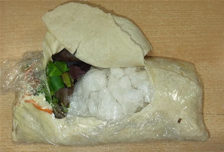 Ein Päckchen mit Crystal Meth liegt eingewickelt in einen Tortilla-Wrap auf einem Tisch. Zollbeamte hatten die Drogen bei einem Mann am Würzburger Busbahnhof gefunden.