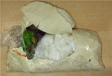 Ein Päckchen mit Crystal Meth liegt eingewickelt in einen Tortilla-Wrap auf einem Tisch. Zollbeamte hatten die Drogen bei einem Mann am Würzburger Busbahnhof gefunden.