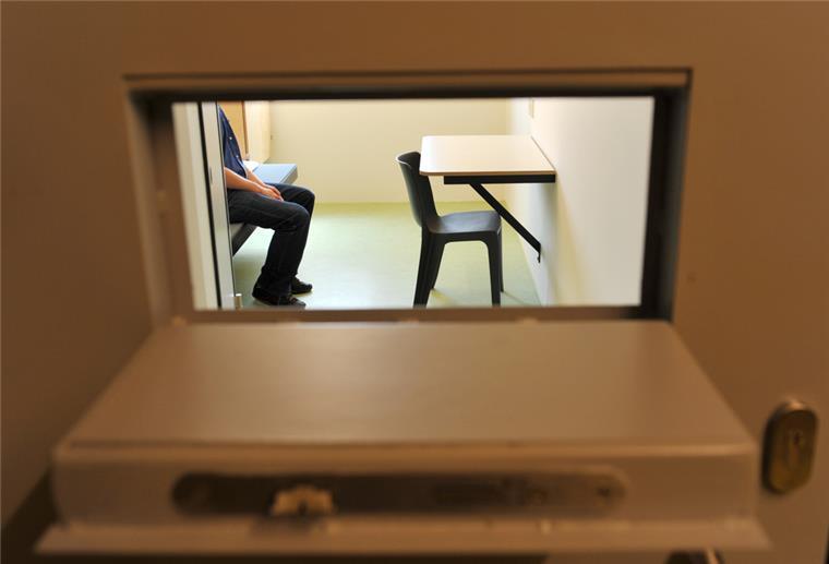 Elsfleth: Brutaler Peiniger muss sechs Jahre in den Knast Ein 29 Jahre alter Mann aus Elsfleth muss für sechs Jahre ins Gefängnis. Er hatte eine 20-Jährige 14 Stunden lang eingesperrt und vergewaltigt.