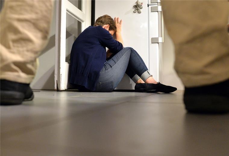 Brutaler Peiniger aus Elsfleth steht vor Gericht Ein 29 Jahre alter Mann aus Elsfleth muss sich nun vor Gericht verantworten: Er soll eine 20-Jährige 14 Stunden lang eingesperrt, geschlagen und mehrfach vergewaltigt haben.