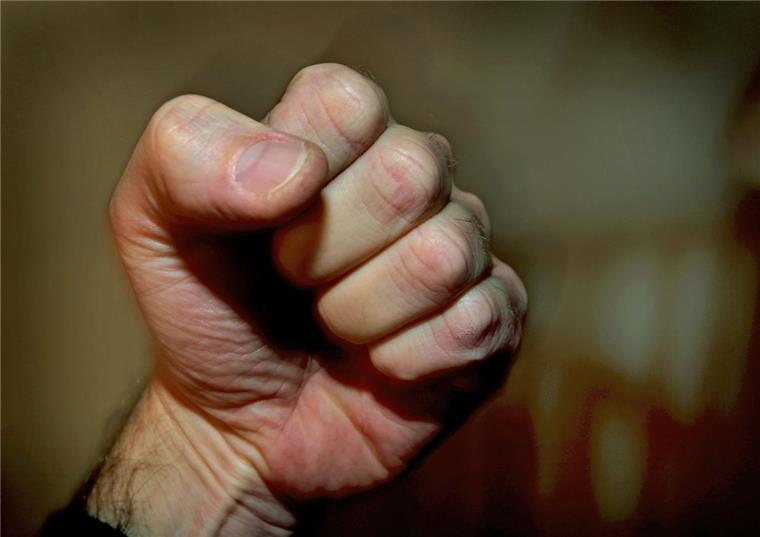 Ein 30-Jähriger wünscht einer Gruppe Männer beim Spaziergang auf der Hafenstraße in Lehe einen "schönen Abend" und kassiert daraufhin nach Polizeiangaben kräftig Schläge.