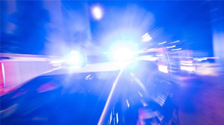 Alkohol, Drogen und Randale in Dorum-Neufeld: 31-Jähriger spuckt Polizisten an Blaulicht eines Polizeiautos.