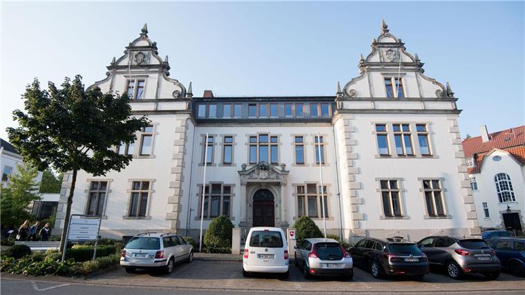 Fußgänger stirbt - Raser zu Bewährungsstrafe verurteilt Ein 31 Jahre alter Autofahrer fährt viel zu schnell und erfasst einen Fußgänger - der Mann stirbt. Das Landgericht Bückeburg verurteilt den 31-Jährigen zu zwei Jahren mit Bewährung. (Symbolbild)