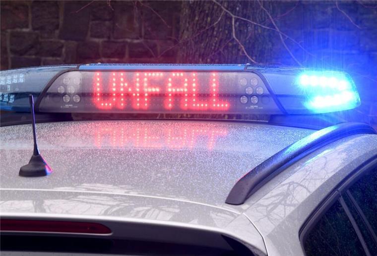 A1: Fünf Verletzte bei Auffahrunfall am Stauende Die Leuchtschrift «Unfall» auf dem Dach eines Polizeiwagens.
