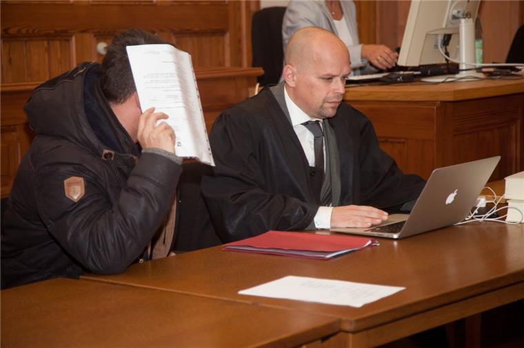 Mutmaßlicher Räuber aus Dorum vor Gericht Ein 32-jähriger Mann (links) steht seit Dienstag vor dem Stader Landgericht. Ihm wird vorgeworfen, einen Rentner aus Dorum in seiner Wohnung beraubt zu haben.