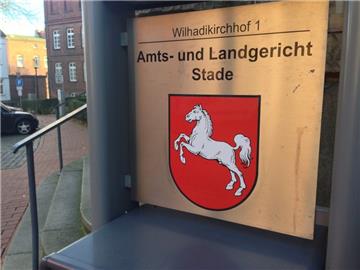 Ein 32-jähriger Mann muss sich vor dem Landgericht Stade in einem Raubfall verantworten. 