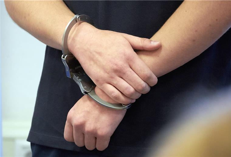Bremen: Polizei fasst Verdächtigen nach Überfall auf 93-Jährige Ein 32-Jähriger Mann wurde in Bremen nach einem brutalen Überfall auf eine 93-Jährige festgenommen. (Symbolbild)