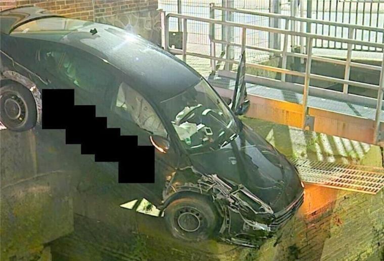 Cuxhaven: Fahrgast „kapert“ Taxi und fährt ins Hafenbecken Ein 32-Jähriger stürzt mit Taxi über die Hafenkante in Cuxhaven.