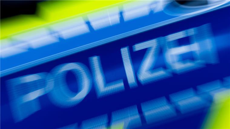 Frau auf Parkplatz getötet - Ex-Partner unter Mordverdacht Ein 33-Jähriger aus Nienburg soll seine Ex-Partnerin erstochen und Polizisten angegriffen haben. (Symbolbild)