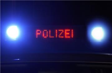 Ein 33-jähriger Mann ist am Sonntag in Bremen mit einem Messer niedergestochen und schwer verletzt worden. 