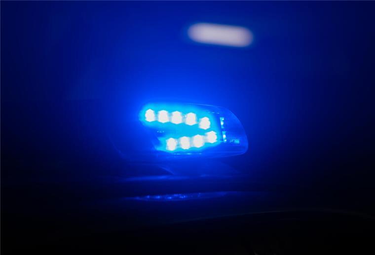 Streit in Rickmersstraße eskaliert – Mann mit Stichverletzung im Krankenhaus Ein Streifenwagen der Polizei steht mit eingeschaltetem Blaulicht an einem Einsatzort.