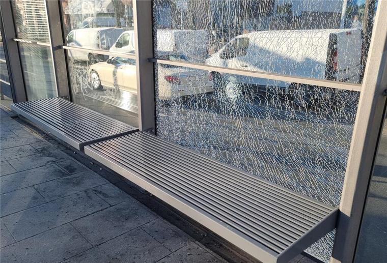 Tödlicher Schuss auf Bahnsteig in Hannover: Verdächtiger gefasst Eine beschädigte Glasscheibe an einem Bahnsteig.