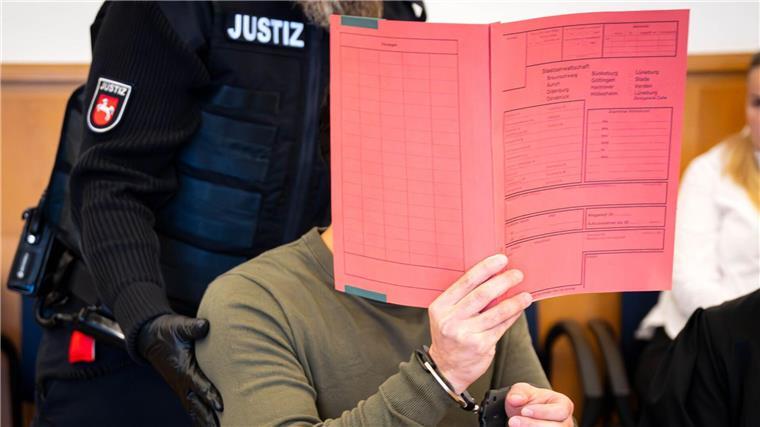 Ein 35-jähriger Mann muss wegen eines heimtückischen Mordes in Stade lebenslang in Haft. 