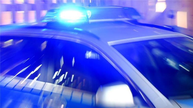 Polizei erwischt Fahrer ohne Führerschein – Frau bei Unfall leicht verletzt Ein Streifenwagen der Polizei steht mit eingeschaltetem Blaulicht auf der Straße. Am Donnerstag gab es zwei Verkehrskontrollen im Cuxland - und einen Unfall.