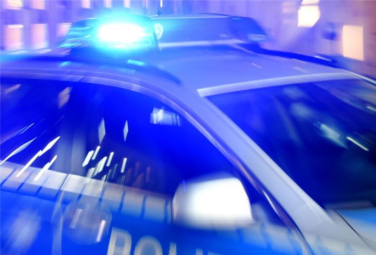 Widerstand und Beleidigungen: Polizei stoppt aggressiven Fahrer nach Unfall Polizeifahrzeug