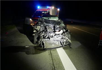 Ein 38-jähriger Golf-Fahrer fuhr bei einem Überholmanöver auf einen Lkw auf. Das Auto wurde völlig zerstört.