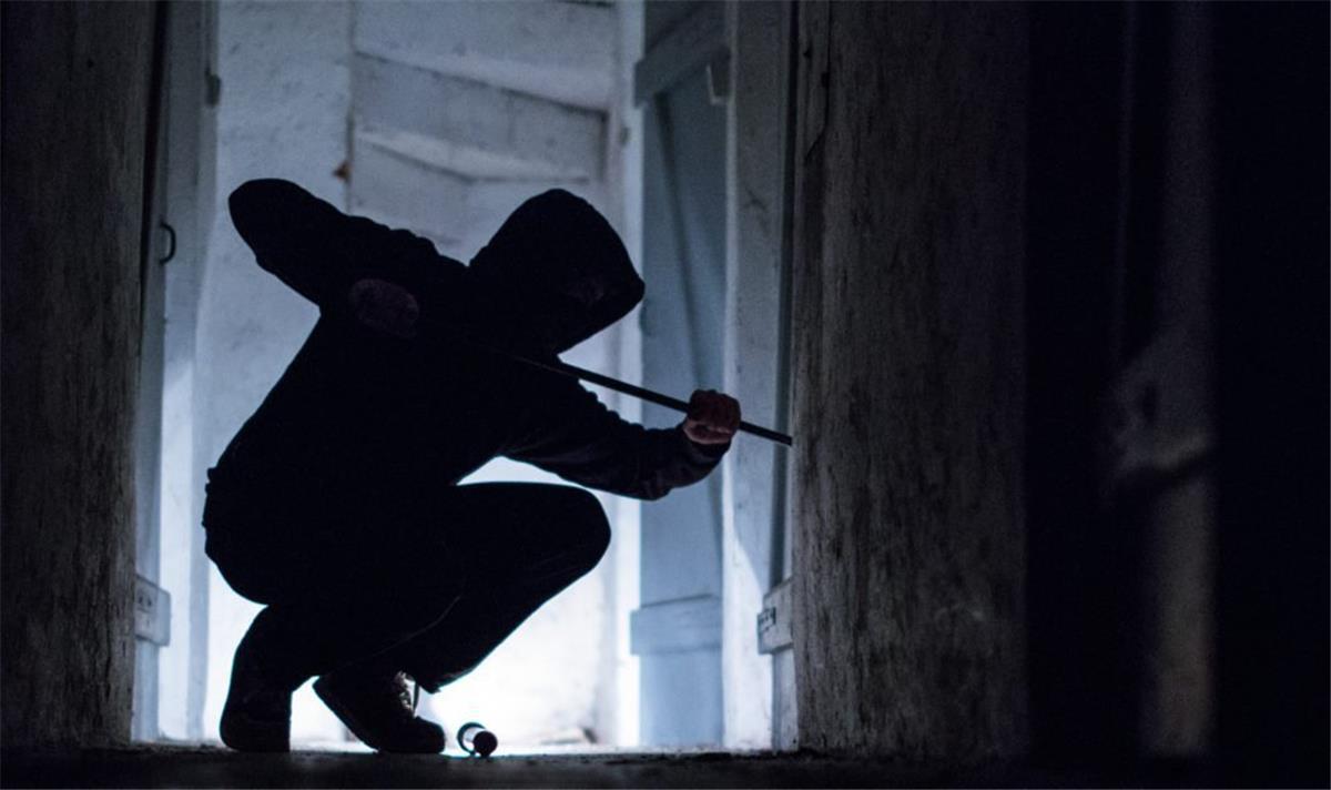 Bremerhaven: Polizei nimmt mutmaßlichen Einbrecher fest Ein 38-jähriger Mann wird verdächtigt, in einem Mehrfamilienhaus in Bremerhaven-Mitte Kellerverschläge aufgebrochen zu haben.