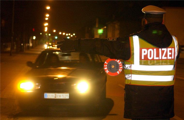 Autofahrer flüchtet vor Polizei - falsche Kennzeichen montiert Ein 39-Jähriger Autofahrer flüchtete vor der Polizei, weil er falsche Kennzeichen montiert hatte.