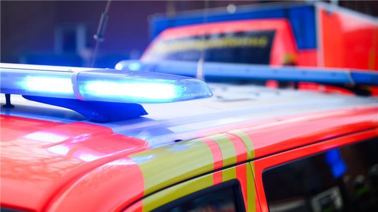 Motorradfahrer bei Unfall lebensgefährlich verletzt Ein 39 Jahre alter Motorradfahrer kollidiert mit einem Lastwagenanhänger, als der Transporter gerade abbiegt - er wird lebensgefährlich verletzt. (Symbolbild)