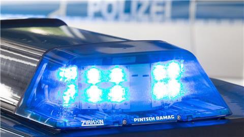 Ein 39 Jahre alter Radfahrer wird von einem Auto erfasst - und erleidet schwere Kopfverletzungen. (Symbolbild)