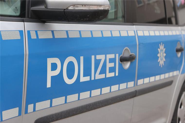 Der Schriftzug "Polizei" ist an einem Dienstauto der Polizei zu lesen. 
