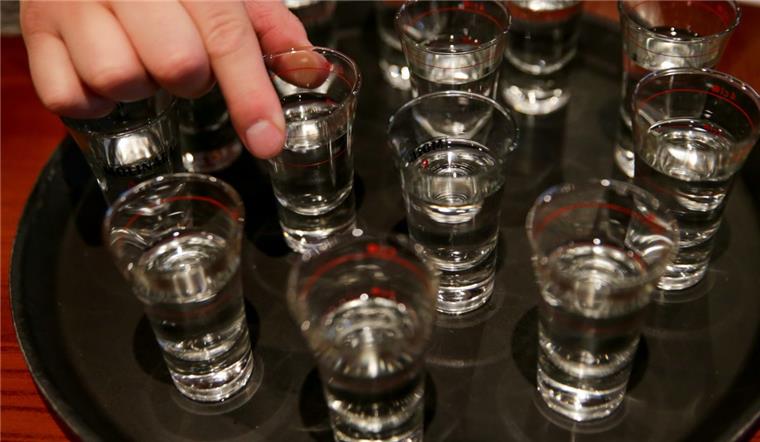 Geestemünde: Betrunkener liegt nachts mitten auf der Straße - und wird fast überfahren Ein 40 Jahre alter Bremerhavener hat am Sonnabend zu tief ins Glas geschaut und sich mitten auf die Fahrbahn der Schillerstraße gelegt.