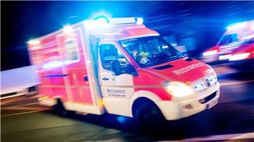 Ein 41-Jähriger hat auf einer Feier Benzin in eine Feuertonne gekippt. (Symbolbild)