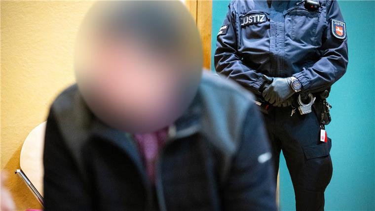 Ein 43-Jähriger soll eine 17-Jährige getötet haben. Nun wurden im Prozess die Plädoyers gespochen. (Archivild)