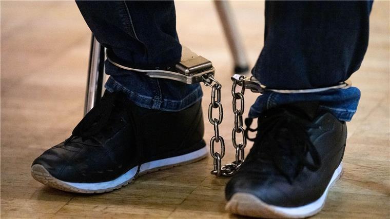 Ein 43-Jähriger soll eine 17-Jährige getötet haben. Nun wurden im Prozess die Plädoyers gespochen. (Archivild)
