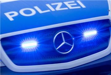 Ein 44-jähriger Autofahrer fiel auf der A1 bei Rotenburg in Schlangenlinien auf. Über 2,2 Promille wurden gemessen, Führerschein eingezogen.