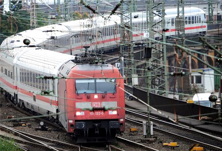 Attacke auf Zugpersonal in Wolfsburg: Schaffner erleidet Herzinfarkt Zug mit Lokomotive fährt durch Gleisfeld.