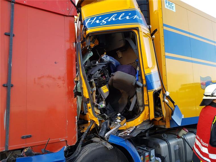 Lastwagenfahrer stirbt bei Unfall auf der A1 Ein 49-jähriger Lastwagenfahrer starb in den Trümmern seines Führerhauses auf der A1.