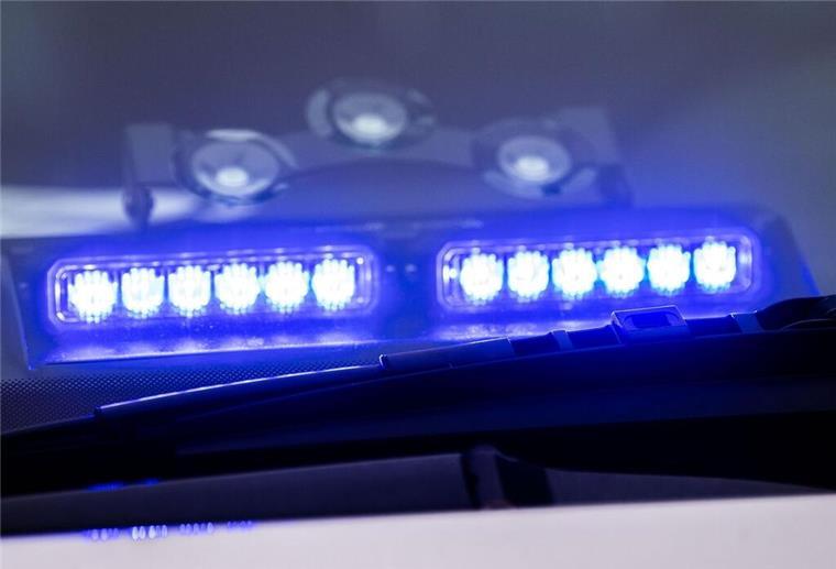 Bremen: Mit Gullydeckel in Supermarkt eingebrochen Ein Blaulicht leuchtet unter der Frontscheibe eines Einsatzfahrzeugs der Polizei.