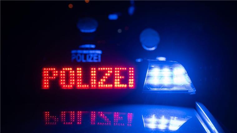 Frontalzusammenstoß im Gegenverkehr - 50-Jähriger stirbt Ein 50-Jähriger ist im Krankenhaus an seinen lebensgefährlichen Verletzungen nach einem Unfall gestorben. (Symbolbild)