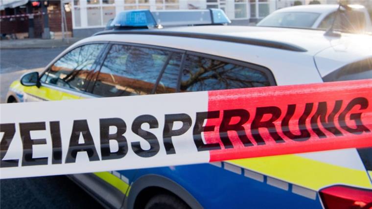 Stade: Mann vergräbt getötete Ehefrau im Gewächshaus Ein 54-jähriger Mann hat am Donnerstag in Stade ein Geständnis bei der Polizeiwache abgegeben. Demnach hatte er im Januar seine Frau getötet und im Gewächshaus vergraben. Ermittler fanden tatsächlich dort eine Leiche.