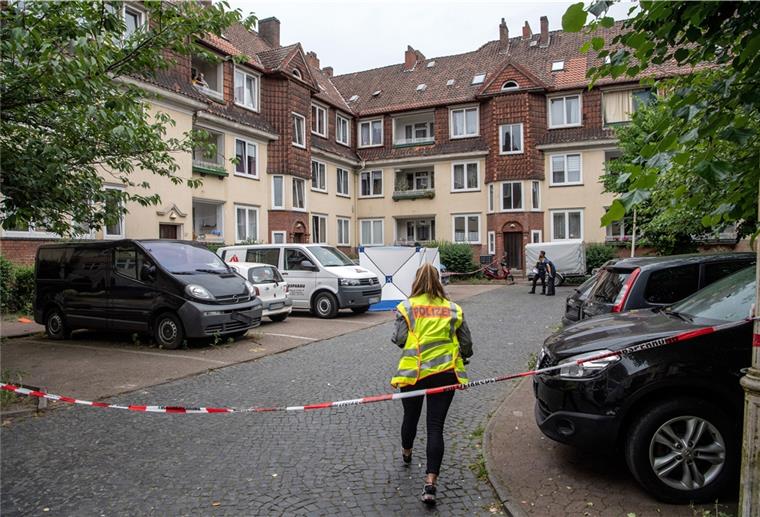 Tödliche Schüsse in Bremen: Gewerkschaft verteidigt Polizisten Ein 54-jähriger Mann war bei einem Einsatz in Bremen-Gröpelingen erschossen worden. Nun gibt es interne Ermittlungen.