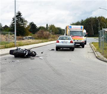 Ein 59 Jahre alter Rollerfahrer ist bei einem Frontalzusammenstoß im Fischereihafen verletzt worden. Er konnte aber wenig später das Krankenhaus wieder verlassen.