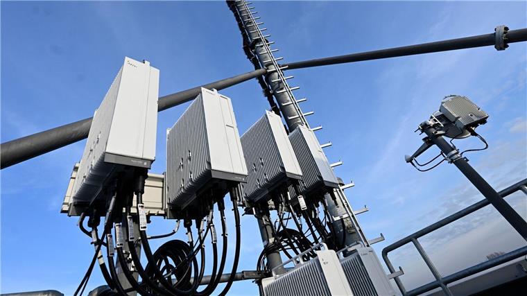 Ein 5G-Mobilfunkmast auf einem Hochhaus in Düsseldorf.