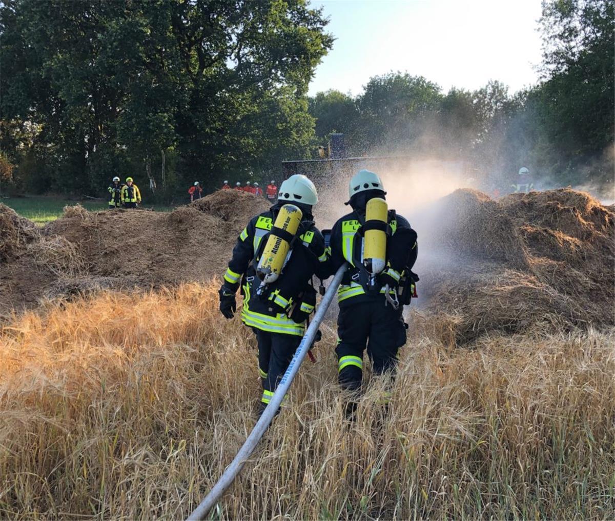 Geestland: Feuerwehr verhindert Feld- und Waldbrand Ein 5x5 Meter großer Misthaufen wurde von der Feuerwehr gelöscht.