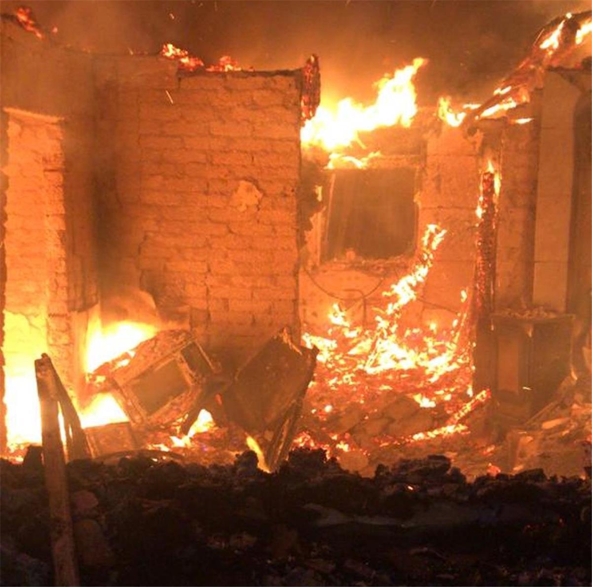 Haus in Bremerhaven brennt komplett nieder Ein 60 Quadratmeter großes Haus brannte lichterloh.