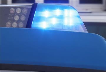 Ein 63-Jähriger kommt mit seinem Auto von der Fahrbahn ab.
