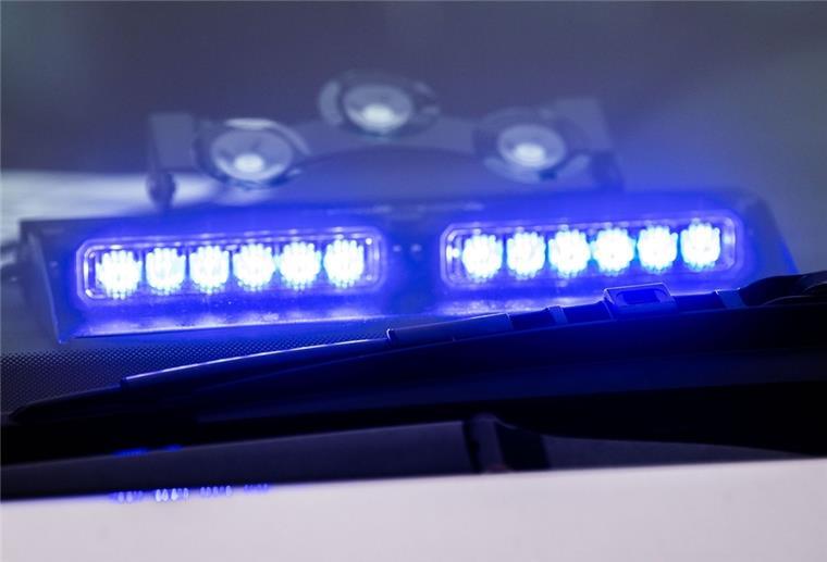 Nordholz: 65-Jähriger gerät in den Gegenverkehr - drei Verletzte Ein Blaulicht leuchtet unter der Frontscheibe eines Einsatzfahrzeugs der Polizei.