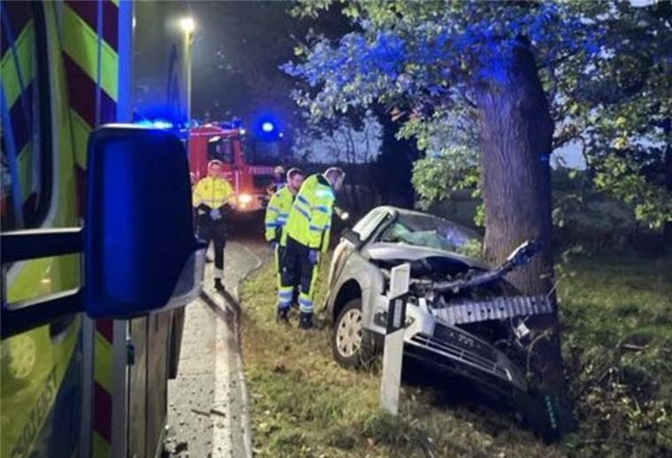 Autofahrer stirbt bei Unfall zwischen Geestenseth und Wollingst Unfallauto an einem Baum. Ein 67-Jähriger prallte auf der L128 bei Geestenseth gegen einen Baum und starb. Foto: Polizei