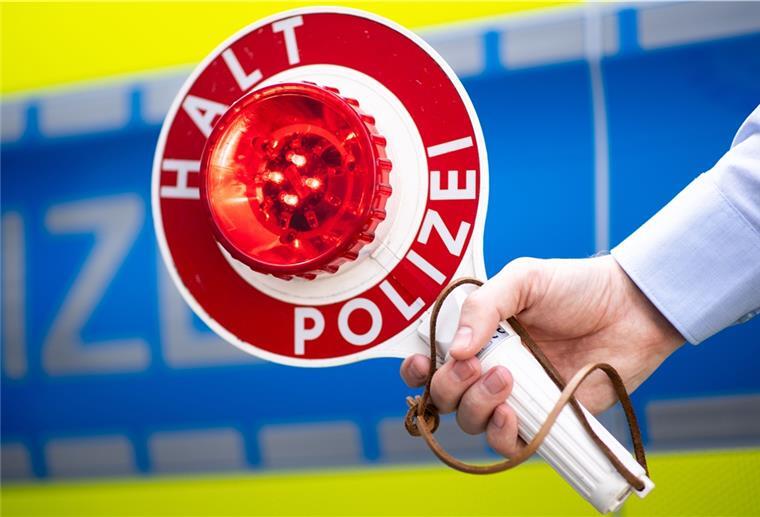 Unter Alkoholeinfluss: Pedelec-Fahrer fährt gegen Laternenmast Eine Polizeikelle