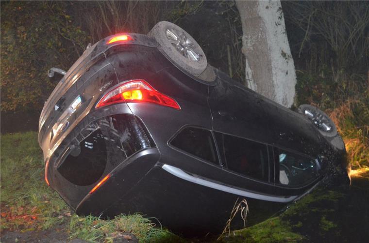 Dramatische Rettungsaktion in Osterbruch: Cuxländer droht nach Autounfall zu ertrinken Ein 75-jähriger Autofahrer drohte in seinem Wagen zu ertrinken, da dieser kopfüber in einem Wassergraben lag.
