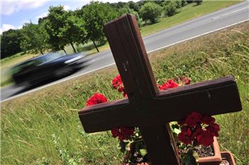 Ein 75-jähriger Radler ist nach einem Unfall in Fintel gestorben. Ein Sattelzug hatte ihn beim Überholen umgestoßen.