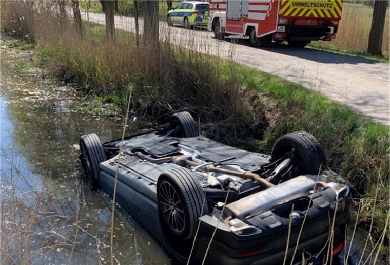 Auto rutscht bei Bremen in Graben Ein 76-jähriger Mann ist am Sonntag mit seinem Mercedes in einen Graben gerutscht. Er und seine Beifahrerin blieben unverletzt.