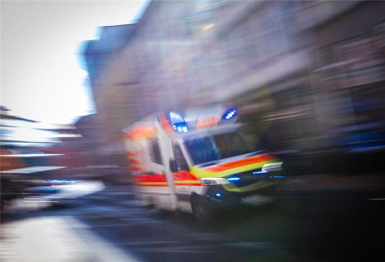 Medizinischer Notfall: Mann kommt von A27 ab und kollidiert mit Anpralldämpfer PRODUKTION - 30.09.2024, Mecklenburg-Vorpommern, Schwerin: Ein Rettungsfahrzeug ist mit Blaulicht auf einer Straße in der Innenstadt unterwegs. (Aufnahme mit langer Belichtungszeit) (zu dpa: «Drei Schwerverletzte bei Wendemanöver in Eisenberg») Foto: Jens Büttner/dpa +++ dpa-Bildfunk +++