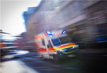 PRODUKTION - 30.09.2024, Mecklenburg-Vorpommern, Schwerin: Ein Rettungsfahrzeug ist mit Blaulicht auf einer Straße in der Innenstadt unterwegs. (Aufnahme mit langer Belichtungszeit) (zu dpa: «Drei Schwerverletzte bei Wendemanöver in Eisenberg») Foto: Jens Büttner/dpa +++ dpa-Bildfunk +++